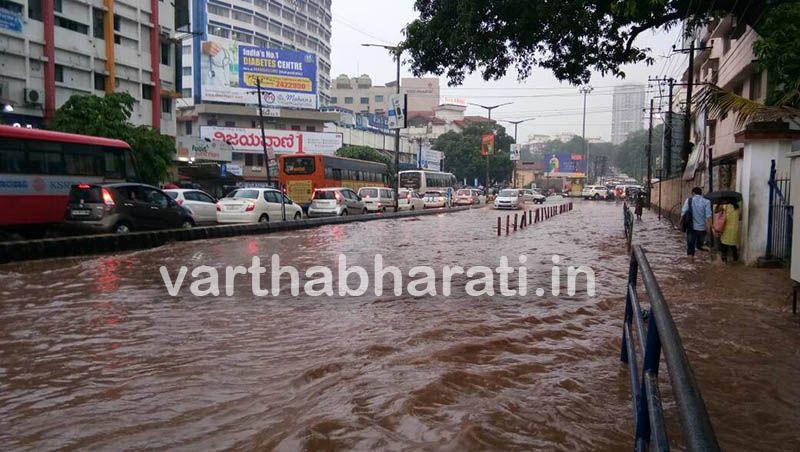 ಮಂಗಳೂರು ನಗರದಲ್ಲಿ ಉತ್ತಮ ಮಳೆ: ಕಾಂಕ್ರೀಟ್ ರಸ್ತೆಗಳಲ್ಲೇ ಹರಿದ ನೀರು!